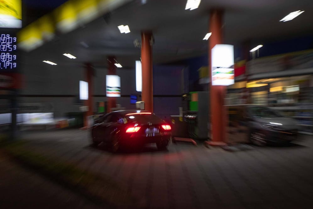 Eine Tankstelle in der Nacht (Symbolbild): In Essen hat ein Unbekannter eine Angestellte mit einer Stichwaffe bedroht.