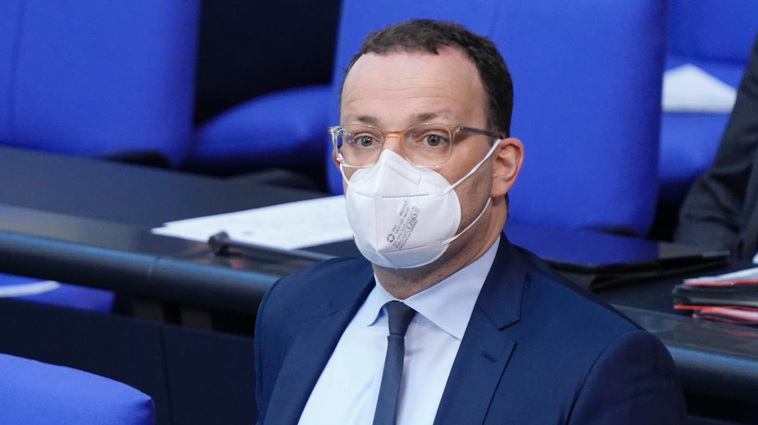 Maske ade? Bundesgesundheitsminister Jens Spahn setzt auf einen Stufenplan.