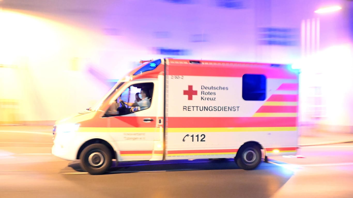 Ein Rettungswagen bei der Fahrt (Symbolbild): Der Fahrer musste verletzt in ein Krankenhaus eingeliefert werden.