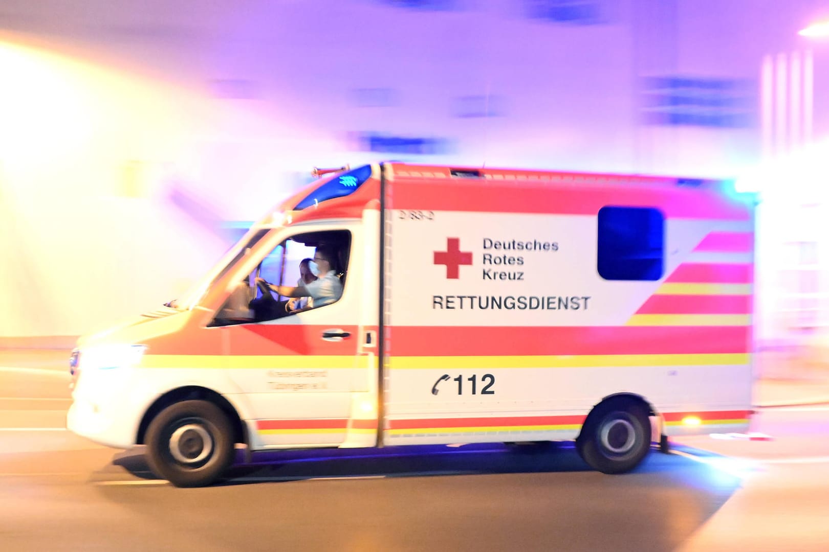 Ein Rettungswagen bei der Fahrt (Symbolbild): Der Fahrer musste verletzt in ein Krankenhaus eingeliefert werden.