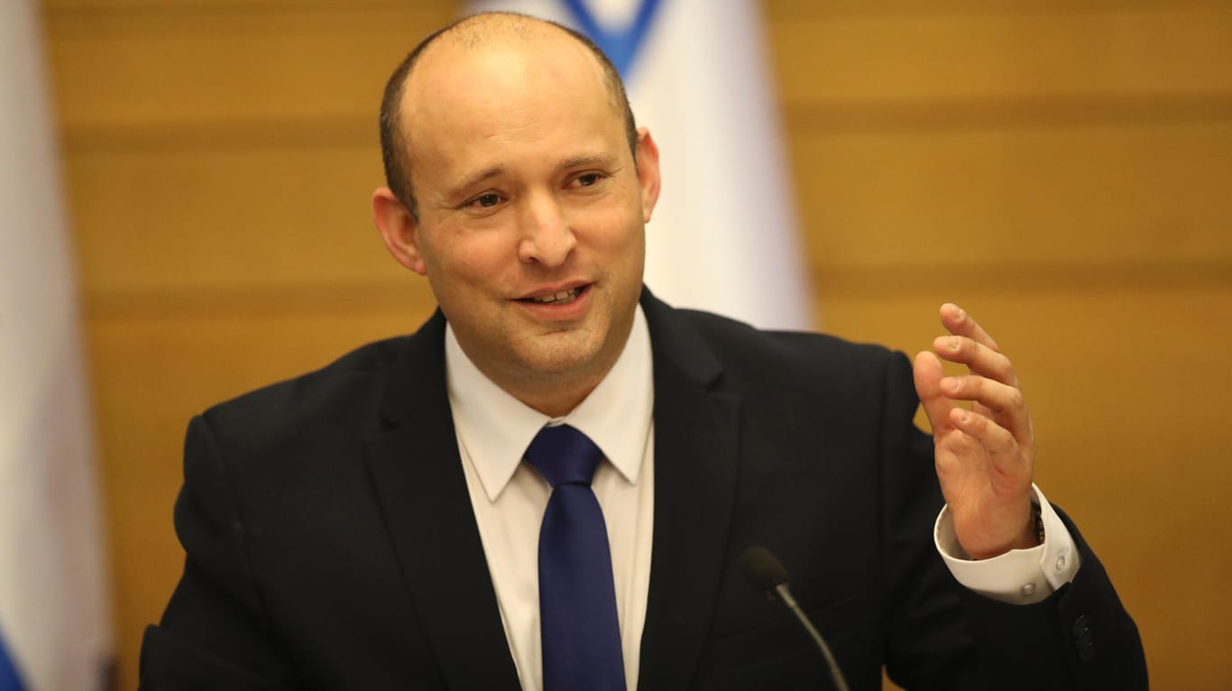 Naftali Bennett bei der ersten Sitzung des neuen israelischen Kabinetts in Jerusalem: Der Parteichef der national-religiösen Jamina-Partei ist neuer Ministerpräsident in Israel.