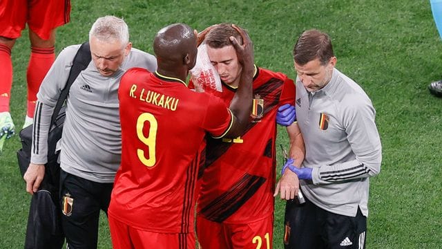 Muss nach seiner Verletzung aus dem Russland-Spiel operiert werden: Belgiens Timothy Castagne (M).