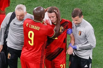 Muss nach seiner Verletzung aus dem Russland-Spiel operiert werden: Belgiens Timothy Castagne (M).
