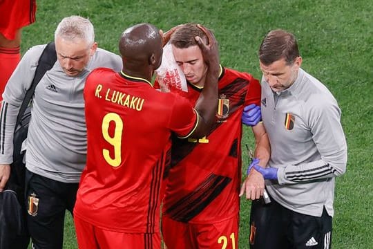 Muss nach seiner Verletzung aus dem Russland-Spiel operiert werden: Belgiens Timothy Castagne (M).