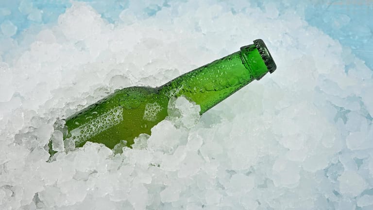 Bierflasche: In einer Kältemischung kühlt Bier besonders schnell ab.