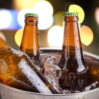 Bier: Mit einer Methode lässt sich das Gerstengetränk im Sommer schneller abkühlen als im Gefrierschrank.