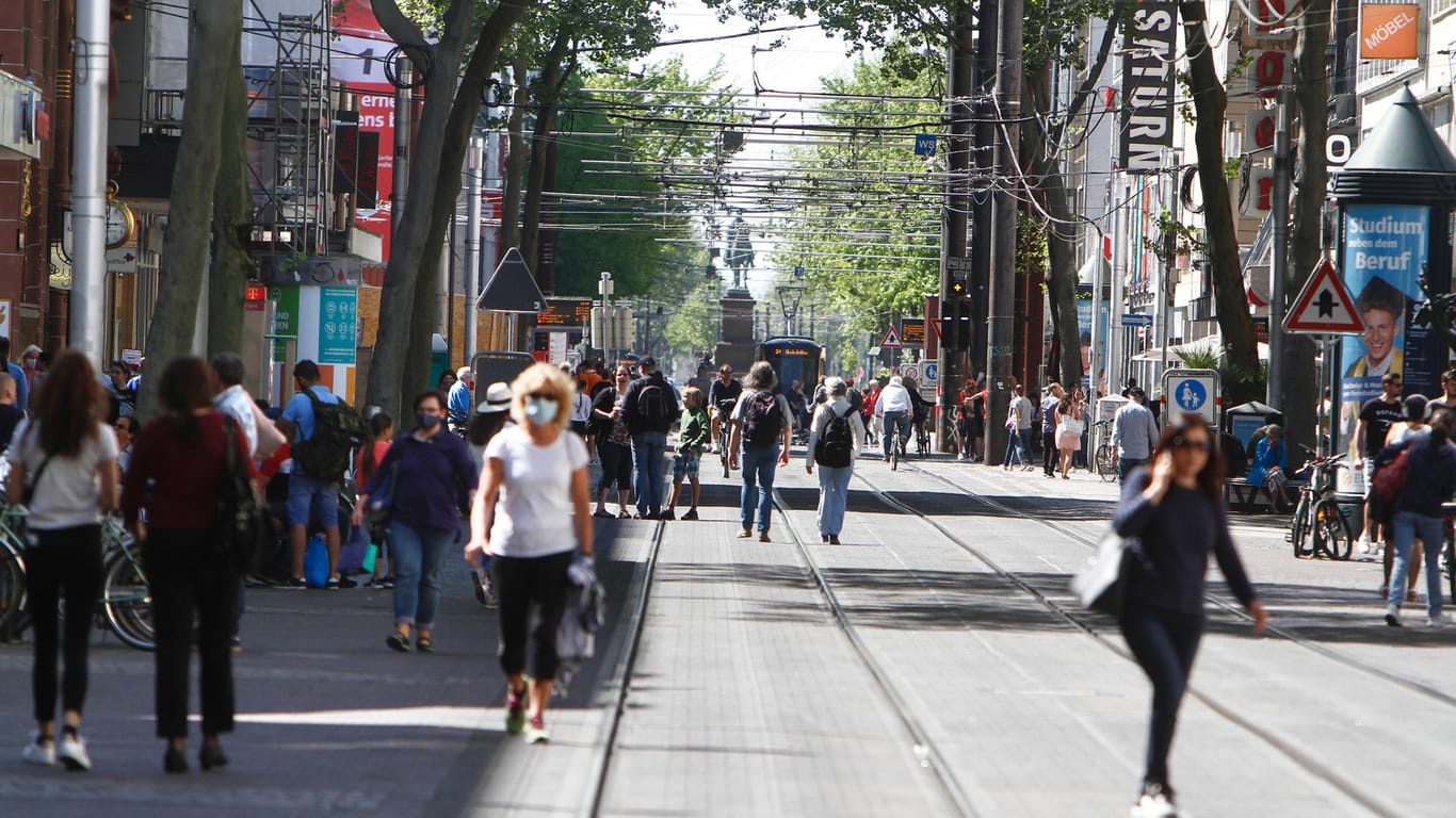 Menschen laufen durch die Einkaufsstraße und Fußgängerzone Kaiserstraße in der Innenstadt von Karlsruhe (Archivbild): Die Inzidenz in der Stadt liegt bei 7,0.