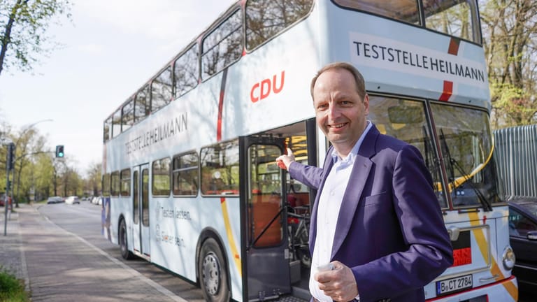 Thomas Heilmann (CDU), Bundestagsabgeordneter, steht vor einem Bus, in dem sich eine Corona-Teststelle befindet: Eine Apotheke führte hier kostenlose Corona-Tests durch