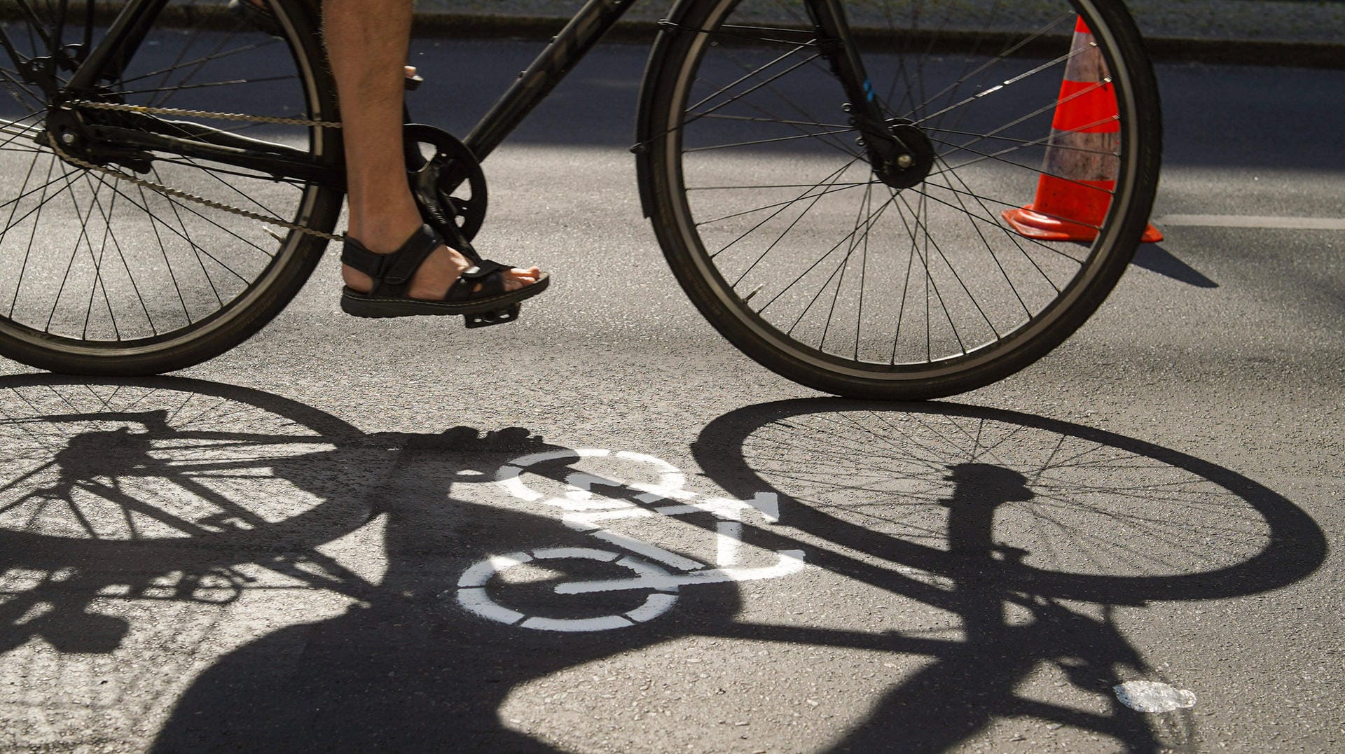 Ein Pop-up-Radweg in Deutschland (Symbolbild): Die temporären Bike-Lanes sollen für mehr Sicherheit für Radfahrer sorgen. Ein Pop-up-Radweg in Deutschland (Symbolbild): Die temporären Bike-Lanes sollen für mehr Sicherheit für Radfahrer sorgen.