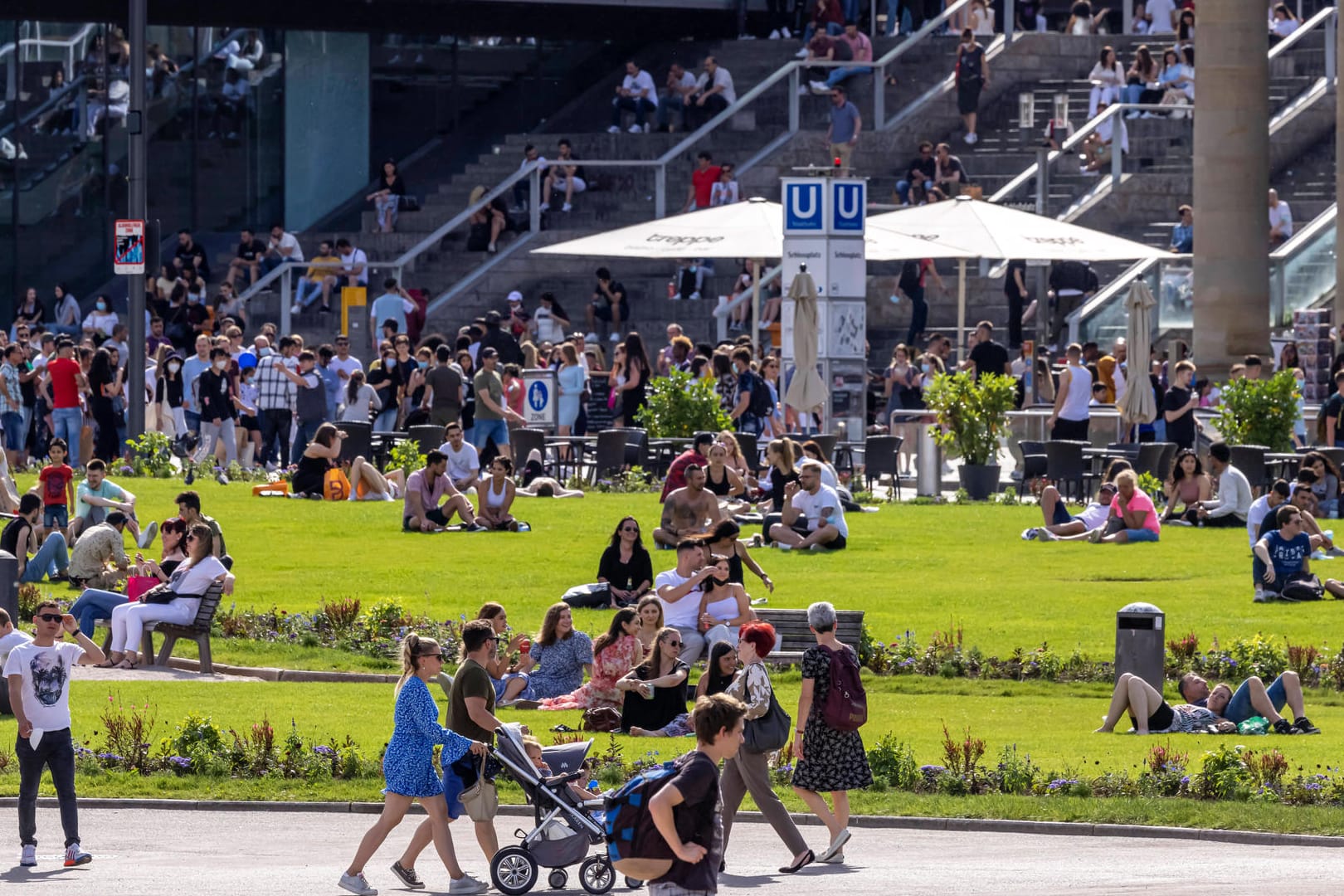 Menschen sitzen tagsüber auf dem Schloßplatz und der Freitreppe: Seit der nächtlichen Sperrung der Treppe treffen sich die Menschen an anderen Orten.