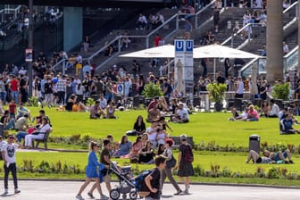 Menschen sitzen tagsüber auf dem Schloßplatz und der Freitreppe: Seit der nächtlichen Sperrung der Treppe treffen sich die Menschen an anderen Orten.