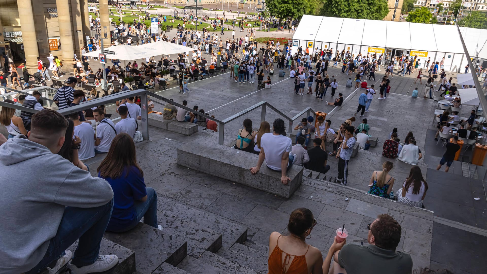 Rund um die Einkaufsstraße Königstraße und Schloßplatz herrscht buntes Treiben: Am Abend wird die Freitreppe gesperrt – und die Party verlagert sich.