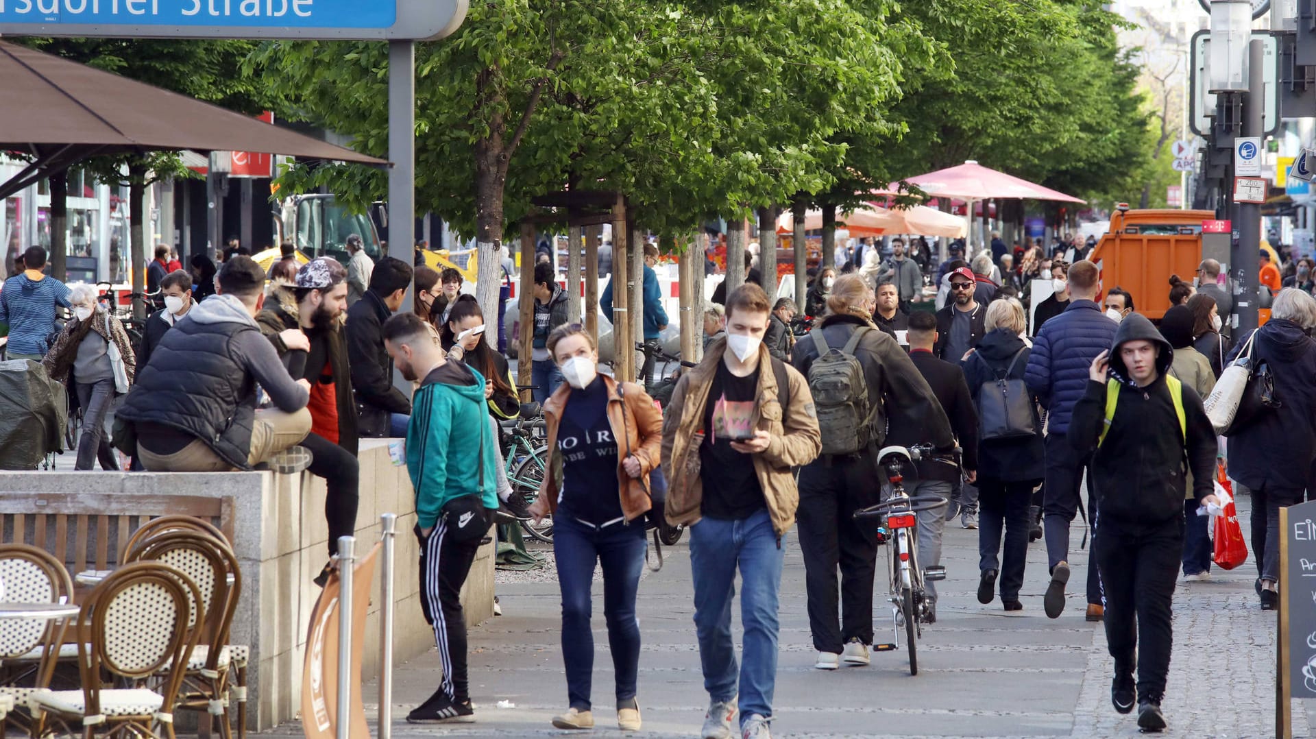 Einkaufsstraße in Berlin: Auf 35 Straßen und Plätzen muss nun keine Maske mehr getragen werden.