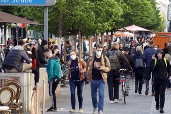 Einkaufsstraße in Berlin: Auf 35 Straßen und Plätzen muss nun keine Maske mehr getragen werden.