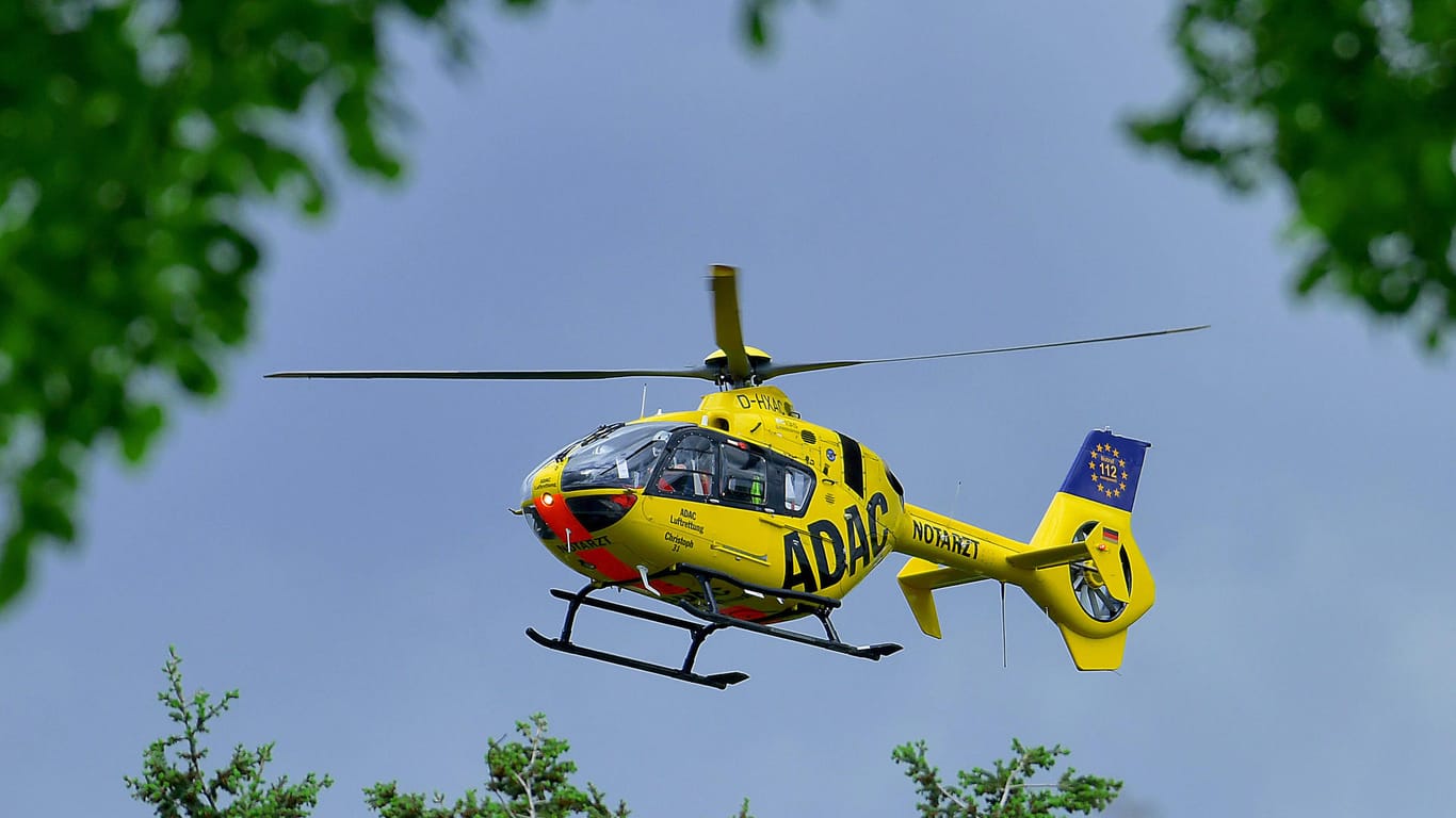 Ein Rettungshubschrauber des ADAC (Symbolbild): Ein Mann musste in eine Klinik geflogen werden.