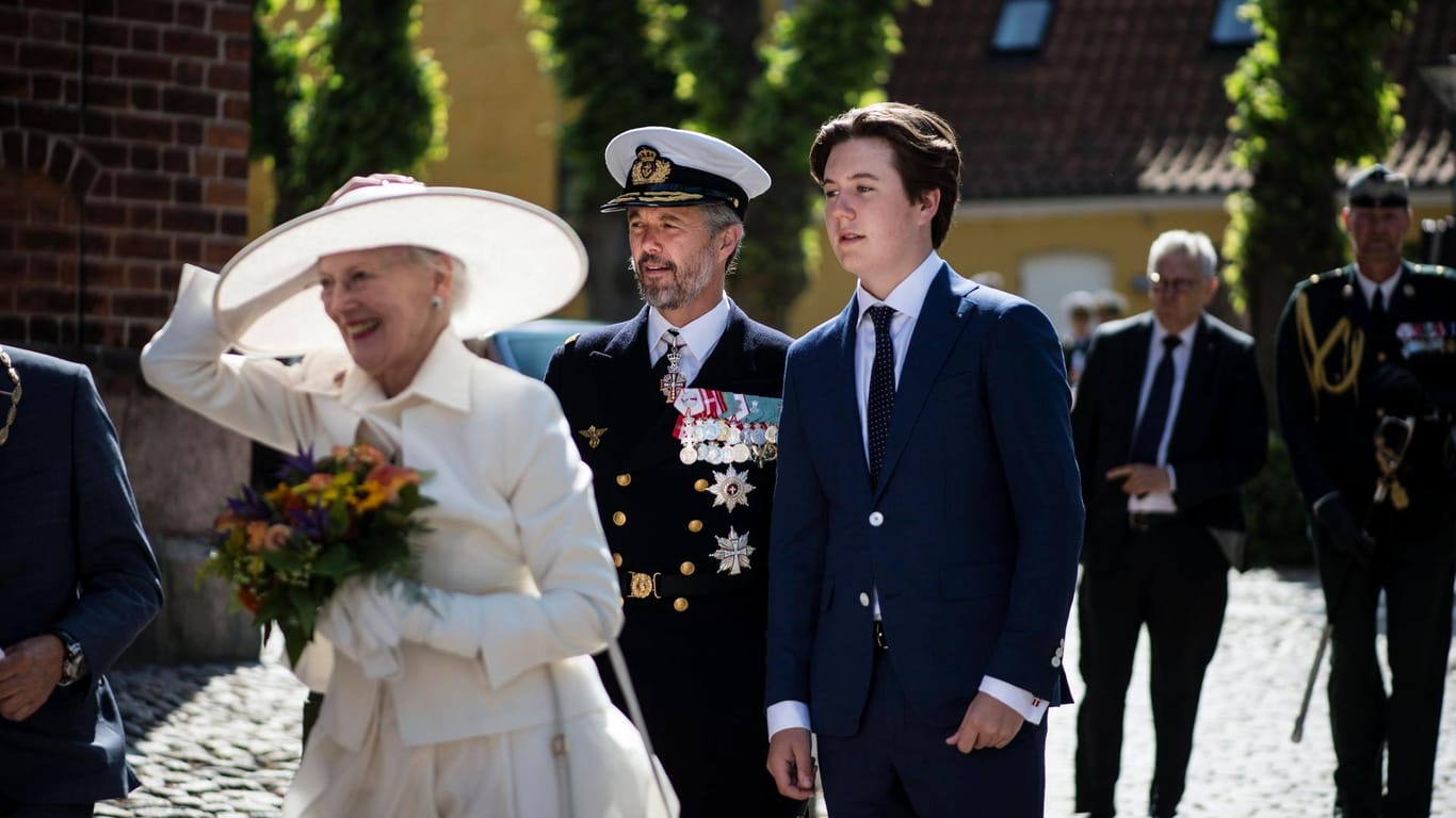 Prinz Christian (r.) mit seiner Großmutter Königin Margrethe II. und seinem Vater Kronprinz Frederik.