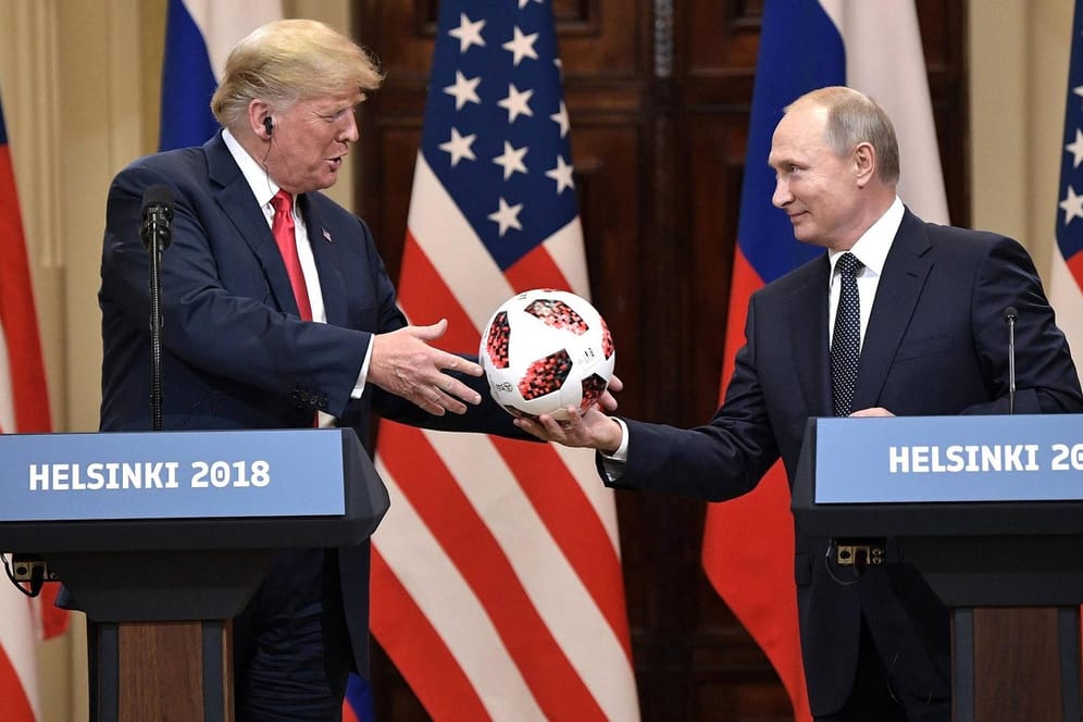 Der damalige US-Präsident Donald Trump mit Russlands Präsident Putin beim Helsinki-Gipfel: Laut Trumps Sicherheitsberater Bolton verliefen die Vorbereitungen nicht einfach.