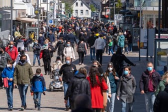 Volle Fußgängerzone auf Sylt: Wird die Maskenpflicht bald aufgehoben?
