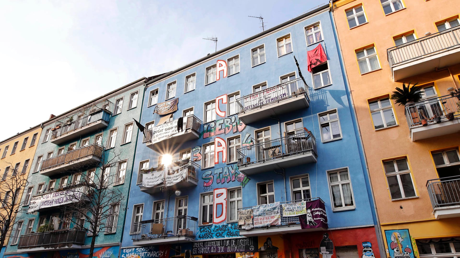 Blick auf die Rigaer Straße 94 (Archivbild): Es ist eines der letzten Symbole der linksextremen Szene in Berlin.