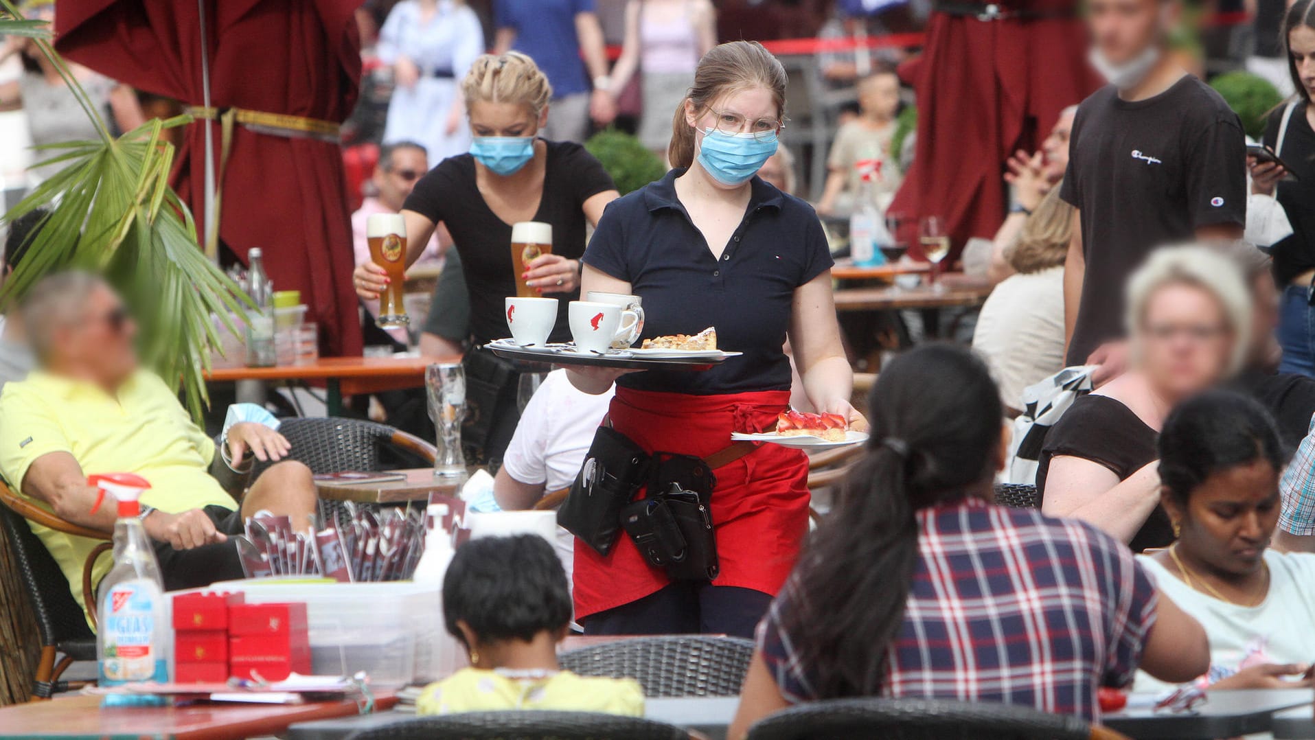 Ein gut besuchter Biergarten in Würzburg: "Masken sind ein einfacher und wirksamer Schutz, vor allem in Innenräumen", so die Experten.