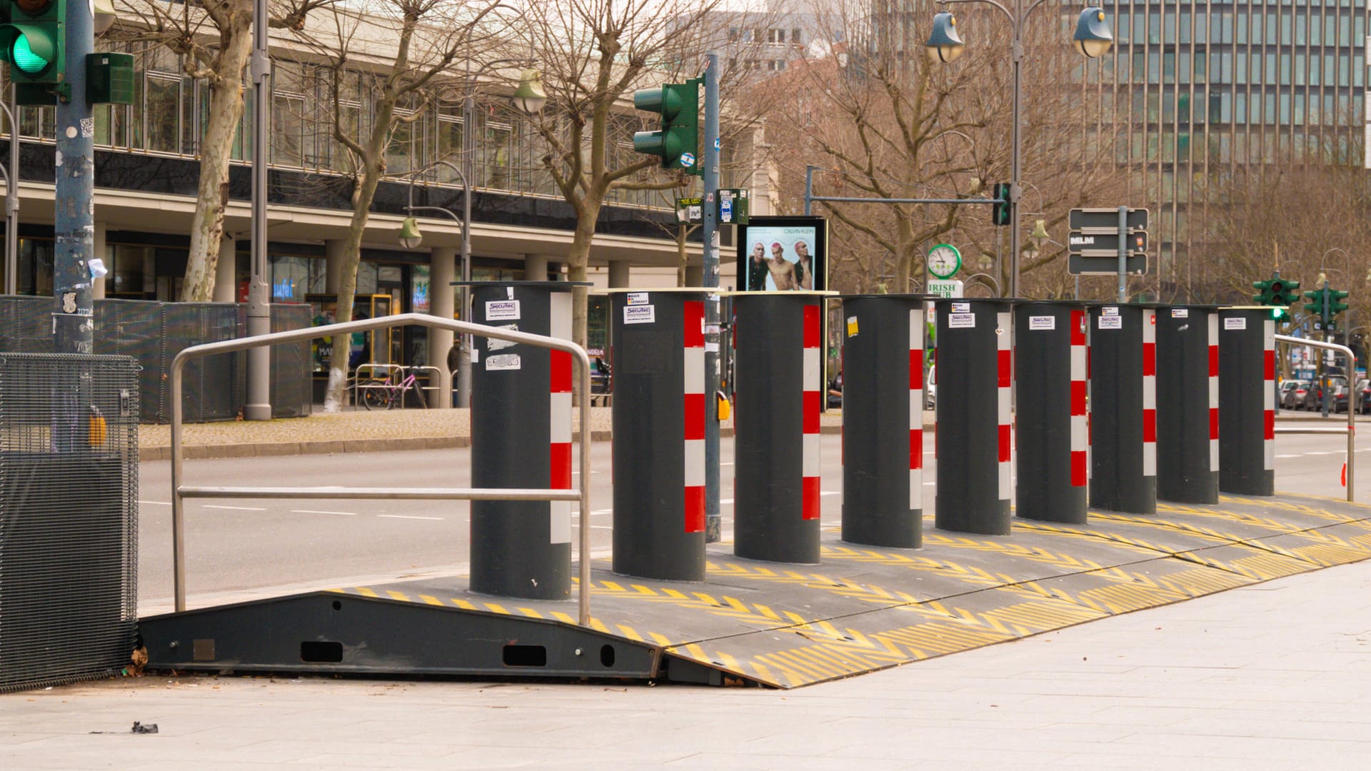 Poller und Lkw-Sperren in Berlin: Auch in Mainz könnten derartige Sicherheitsmaßnahmen schon bald eingerichtet werden. Poller und Lkw-Sperren in Berlin: Auch in Mainz könnten derartige Sicherheitsmaßnahmen schon bald eingerichtet werden.