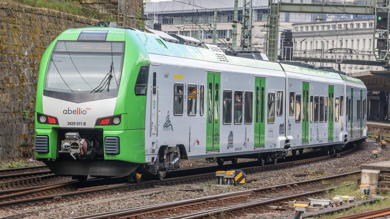 Eine S-Bahn von Abellio in Wuppertal (Symbolbild): Das Verkehrsunternehmen hat finanzielle Probleme.