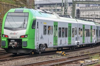 Eine S-Bahn von Abellio in Wuppertal (Symbolbild): Das Verkehrsunternehmen hat finanzielle Probleme.