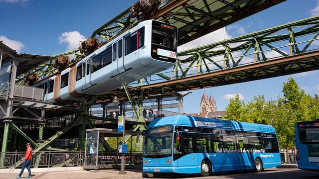 Die Wuppertaler Schwebebahn (Archivbild): Ab August soll sie wieder normal verkehren.