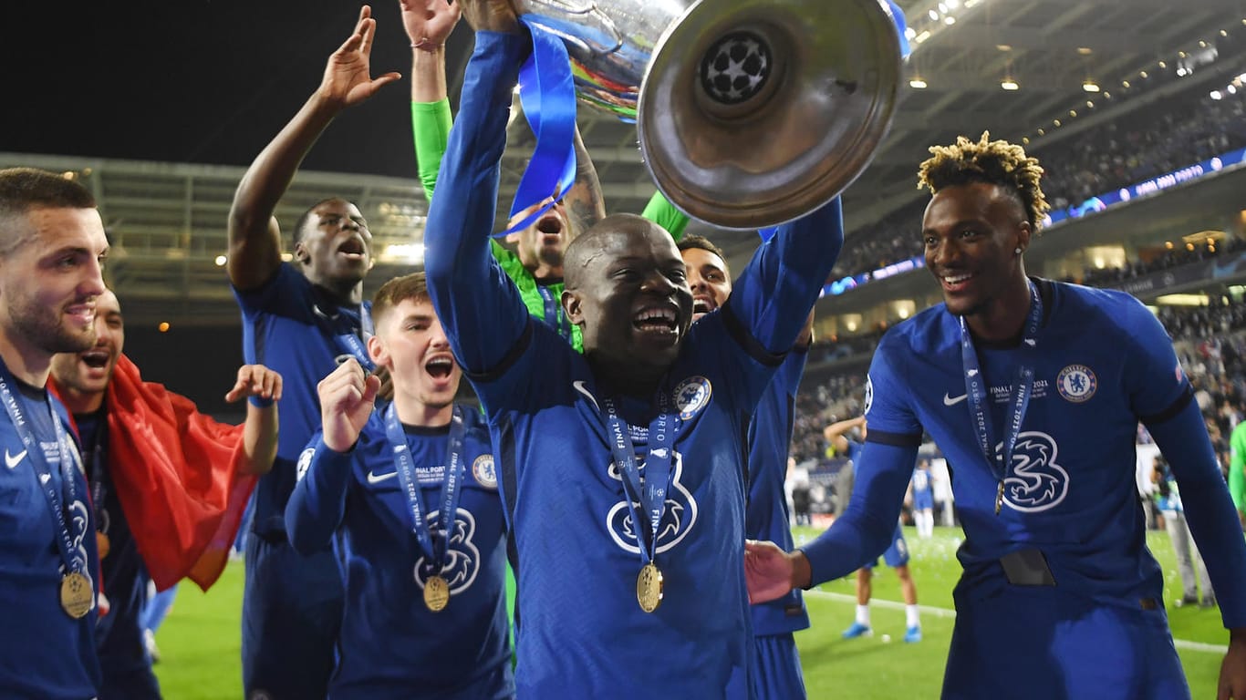 N'Golo Kanté (mittig, mit Pokal): Der Franzose ist ein Publikumsliebling bei Chelsea und in seinem Heimatland.