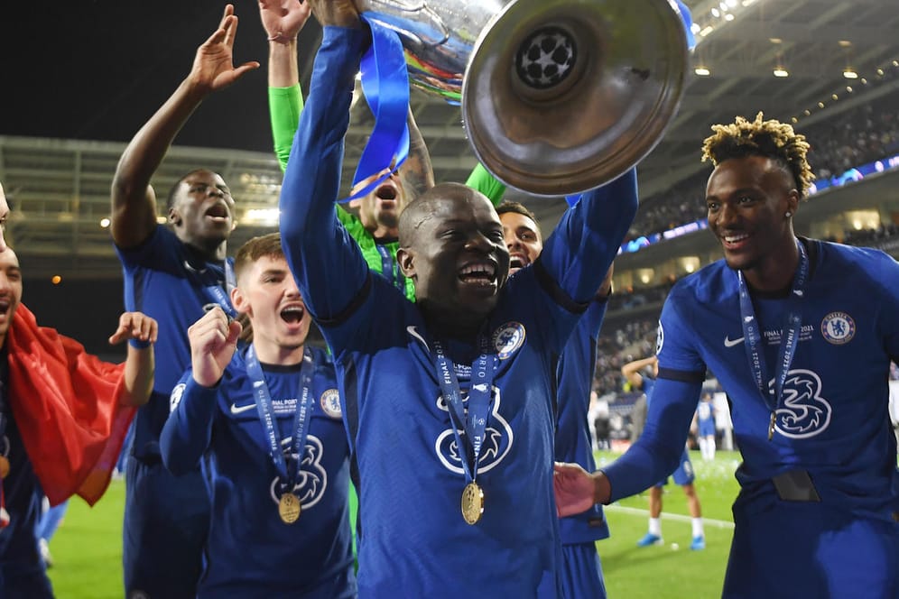 N'Golo Kanté (mittig, mit Pokal): Der Franzose ist ein Publikumsliebling bei Chelsea und in seinem Heimatland.