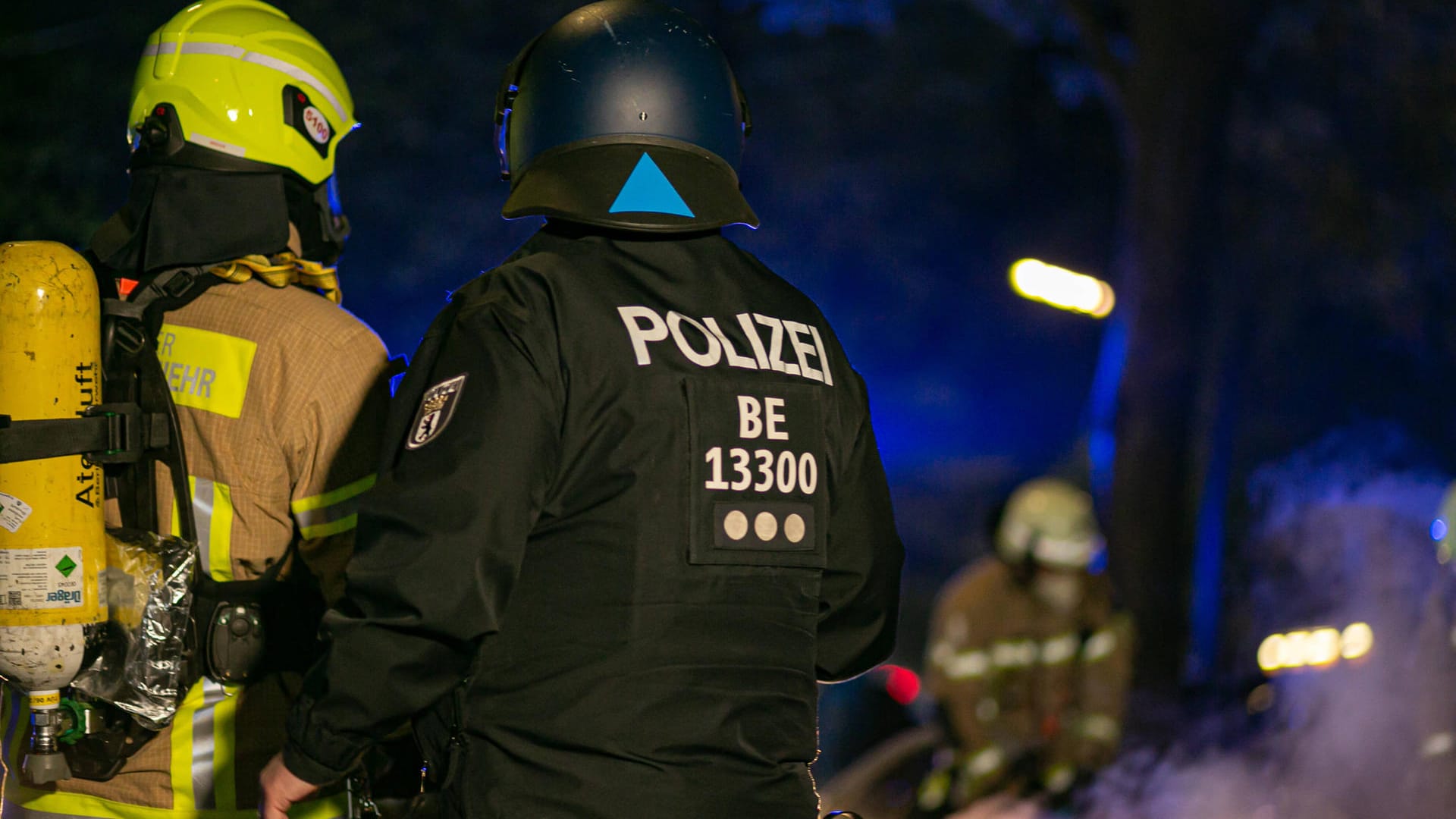 Ein Berliner Polizist und ein Feuerwehrmann stehen nebeneinander (Symbolbild): In Der Rigaer Straße kommt es immer wieder zu Angriffen auf Einsatzkräfte. Ein Berliner Polizist und ein Feuerwehrmann stehen nebeneinander (Symbolbild): In Der Rigaer Straße kommt es immer wieder zu Angriffen auf Einsatzkräfte.