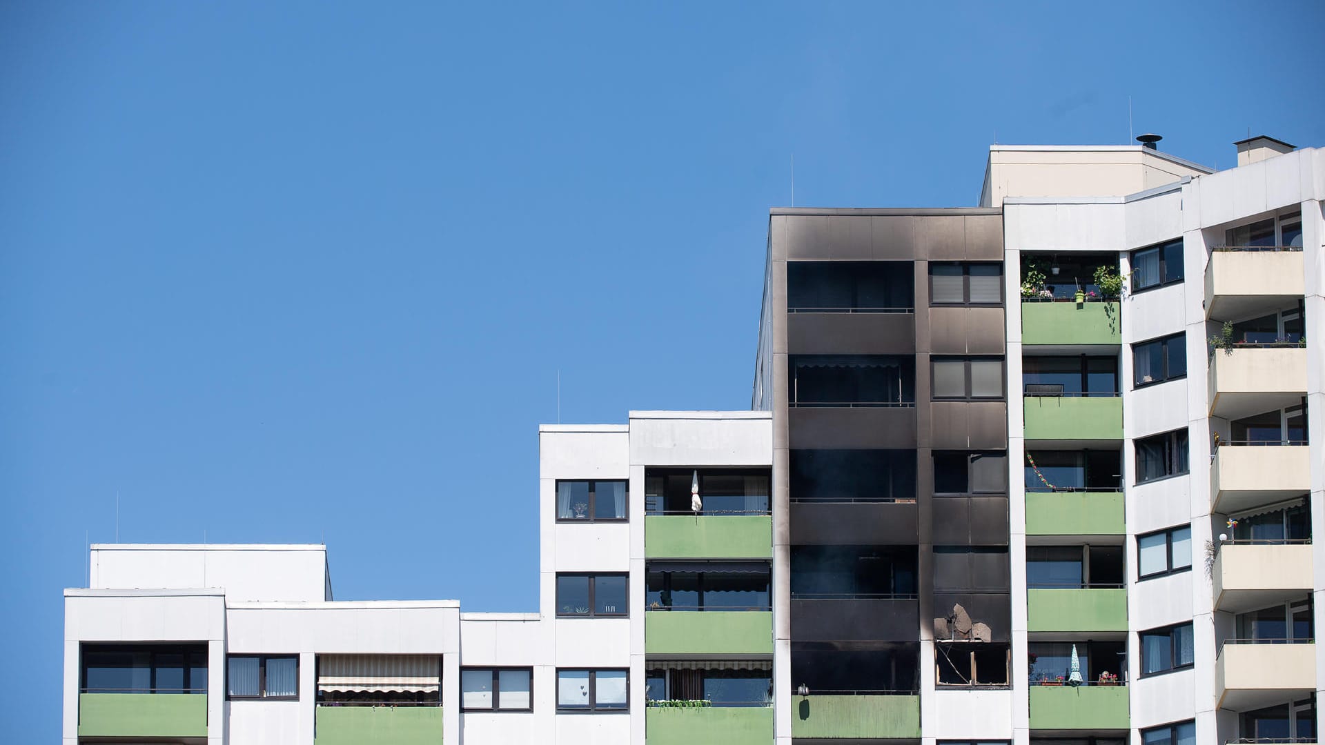 Die Fassade über einem gelöschten Brand in einer Wohnung im 14. Stock eines Hochhauses ist mit Ruß bedeckt: Nach Angaben eines Sprechers der Stadt Mainz wurde ein Mensch aus der Wohnung gerettet. Die Fassade über einem gelöschten Brand in einer Wohnung im 14. Stock eines Hochhauses ist mit Ruß bedeckt: Nach Angaben eines Sprechers der Stadt Mainz wurde ein Mensch aus der Wohnung gerettet.