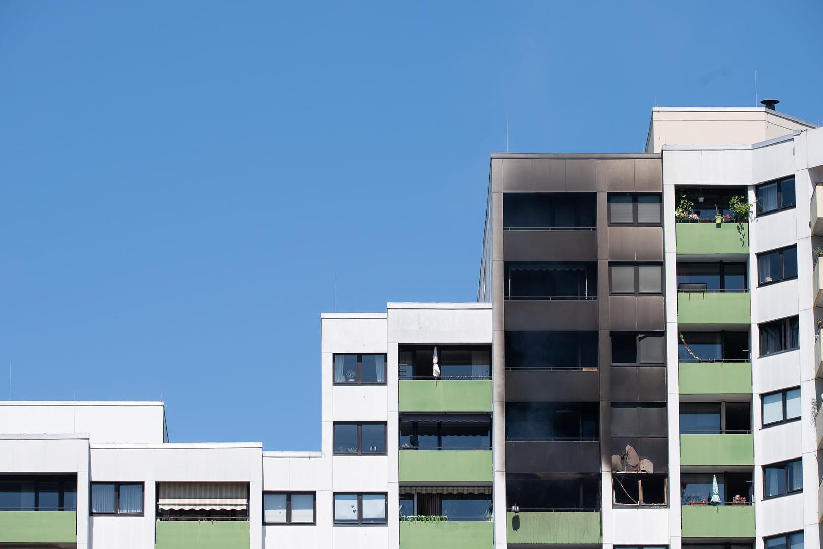 Die Fassade über einem gelöschten Brand in einer Wohnung im 14. Stock eines Hochhauses ist mit Ruß bedeckt: Nach Angaben eines Sprechers der Stadt Mainz wurde ein Mensch aus der Wohnung gerettet.