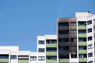 Die Fassade über einem gelöschten Brand in einer Wohnung im 14. Stock eines Hochhauses ist mit Ruß bedeckt: Nach Angaben eines Sprechers der Stadt Mainz wurde ein Mensch aus der Wohnung gerettet.