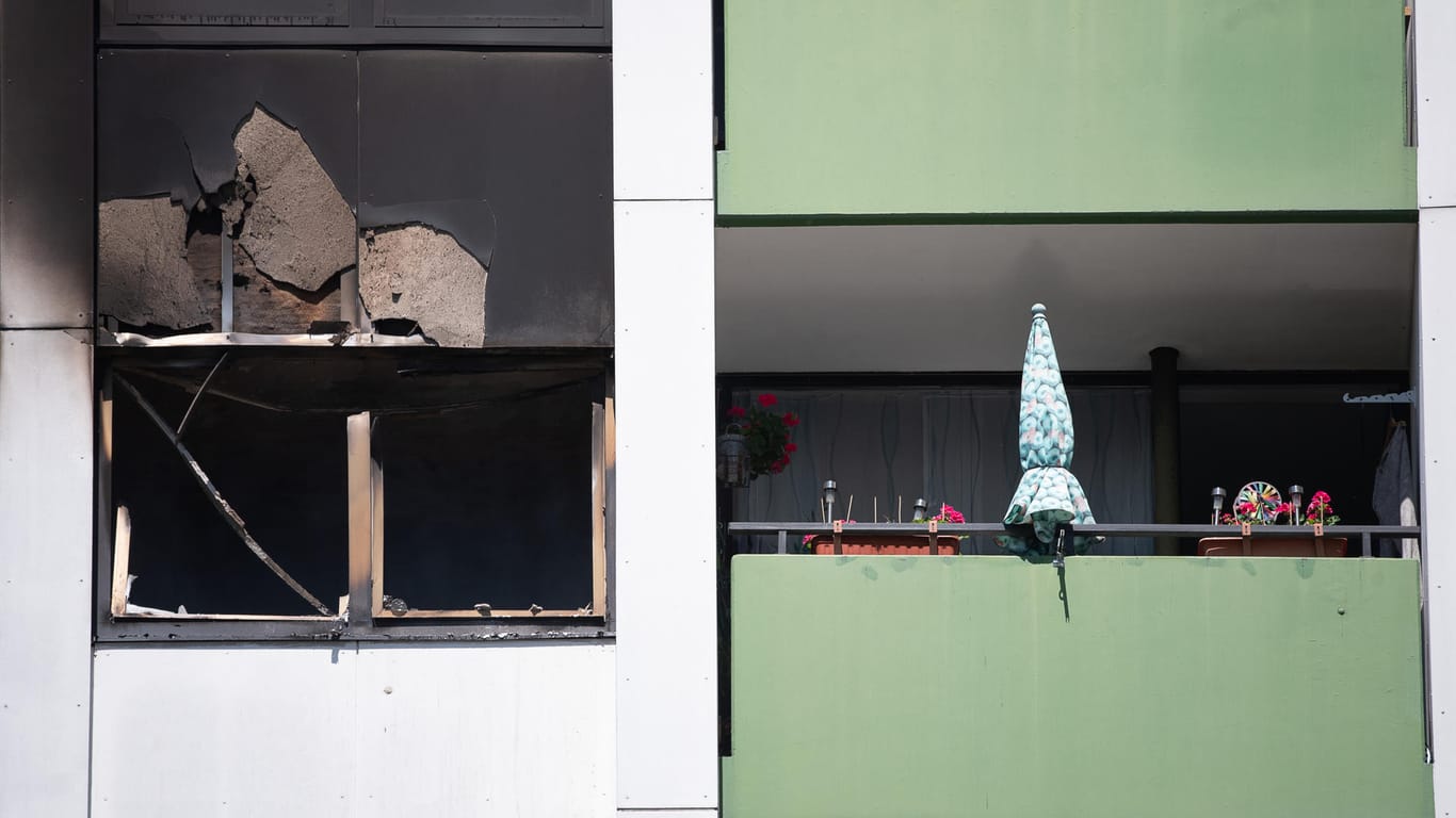 Ein zerstörtes Fenster nach dem gelöschten Brand in einer Wohnung im 14. Stock eines Hochhauses: Ein Mensch wurde aus der brennenden Wohnung gerettet.