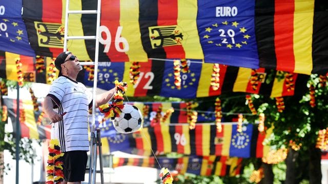 Achim Klimmeck repariert eine Seilverbindung: Für die Europameisterschaft hat er eine Straße geschmückt.