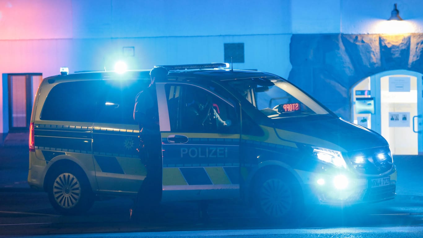Streifenwagen der Polizei NRW (Symbolbild): In Bonn ist eine 33-Jähriger Opfer eines sexuellen Angriffs geworden.