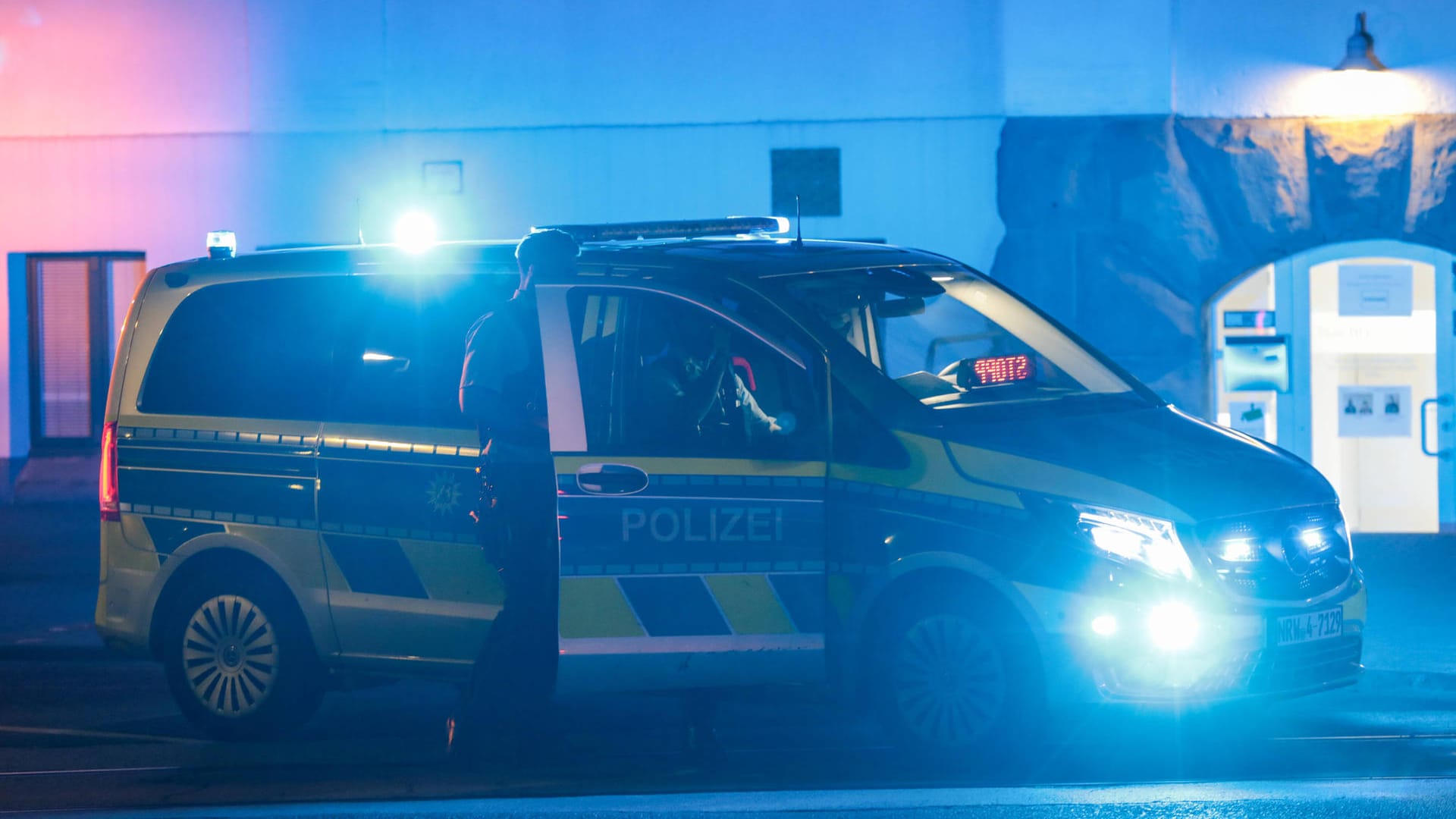 Streifenwagen der Polizei NRW (Symbolbild): In Bonn ist eine 33-Jähriger Opfer eines sexuellen Angriffs geworden. Streifenwagen der Polizei NRW (Symbolbild): In Bonn ist eine 33-Jähriger Opfer eines sexuellen Angriffs geworden.