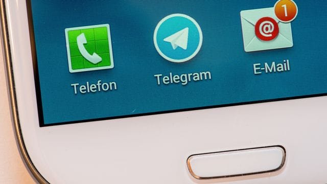 Das Telegram-Logo auf dem Display eines Smartphones. Das Telegram-Logo auf dem Display eines Smartphones.