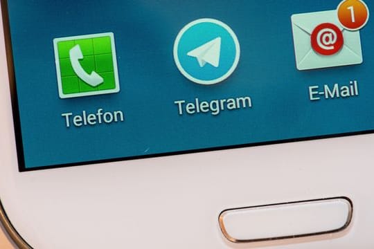 Das Telegram-Logo auf dem Display eines Smartphones.