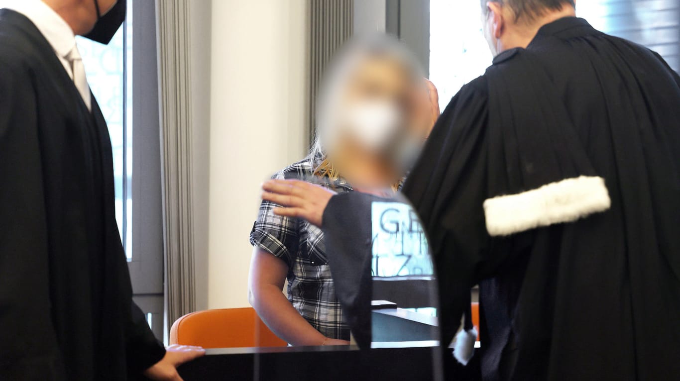 Prozessbeginn am Landgericht in Wuppertal: Vor Gericht steht Christiane K., die Mutter der fünf getöteten Kinder, mit drei Verteidigern.