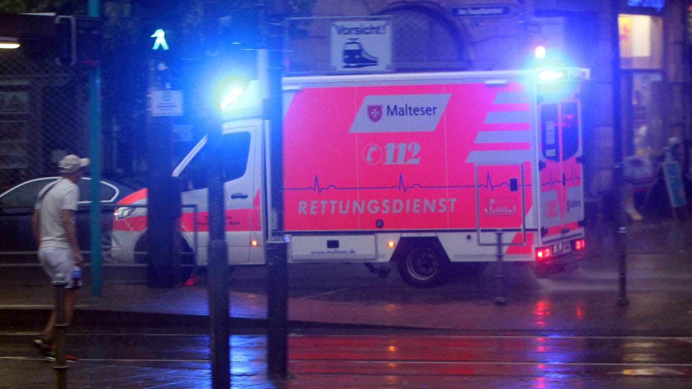 Ein Rettungswagen im Einsatz (Symbolbild): In Wuppertal ist eine Mutter mit ihrem Baby von einem Auto angefahren worden.