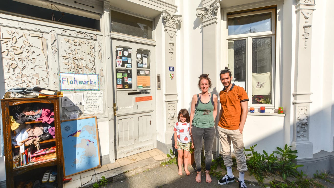 Tessa Pariyar, Tochter Shanti und Hamza Smaiti vor dem Haus Wolkenburg: Sie wollen einen bezahlbaren Wohnraum für eine Wohngemeinschaft schaffen.