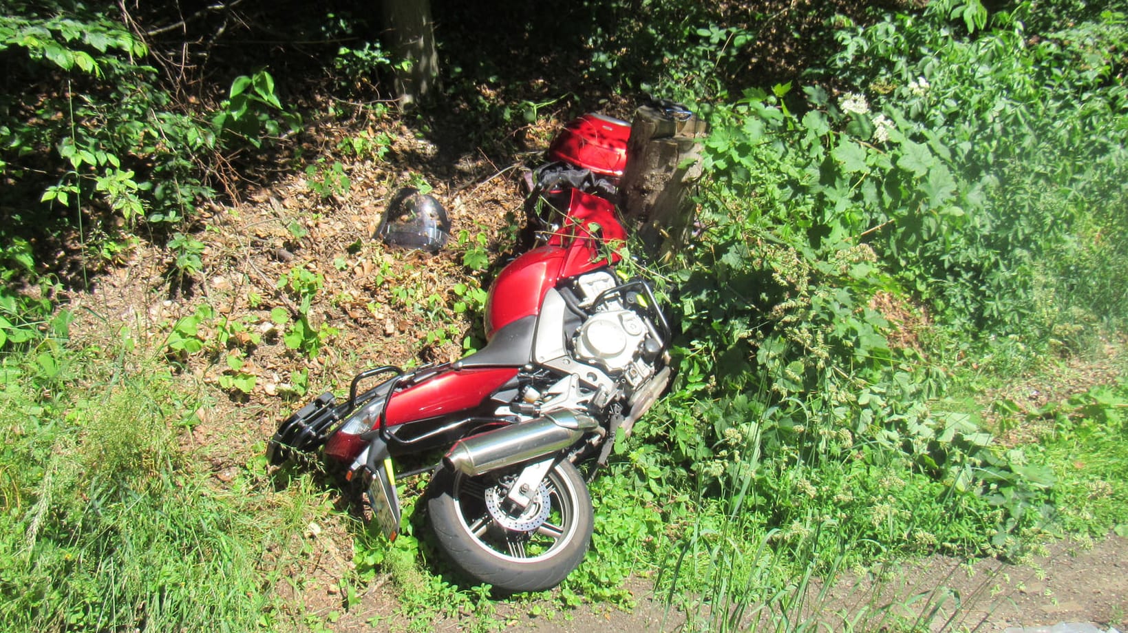 Die Honda nach dem Sturz: Der 61-jährige Fahrer konnte einem Fußgänger nicht mehr ausweichen.