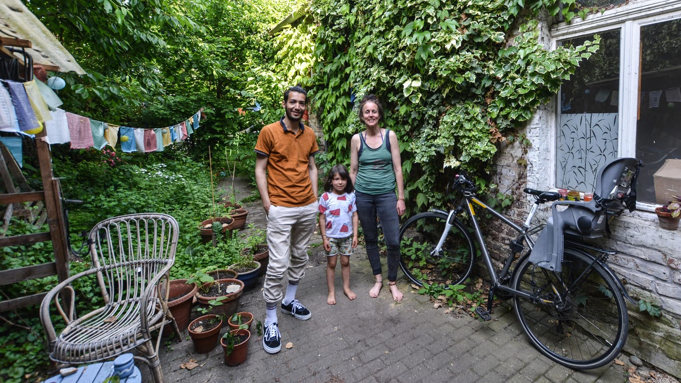 Tessa Pariyar, Tochter Shanti und Hamza Smaiti im Garten ihres Gemeinschaftshauses in Bonn.