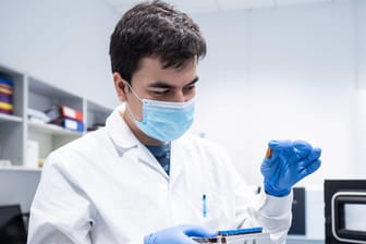 Mann in einem Labor: Novavax hat Ergebnisse ihrer Studie zu einem Corona-Impfstoff veröffentlicht.