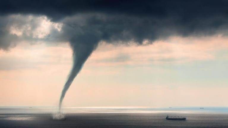 Zunahme von Unwettern durch den Klimawandel: Tornado auf hoher See