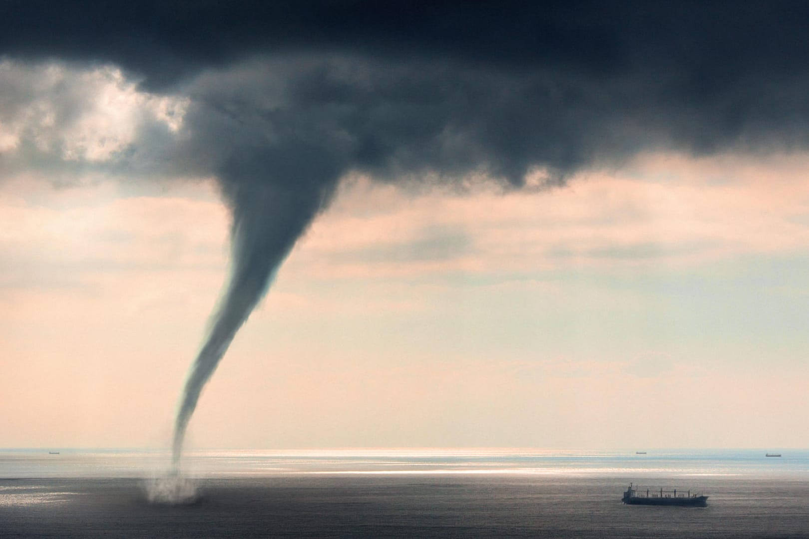 Zunahme von Unwettern durch den Klimawandel: Tornado auf hoher See