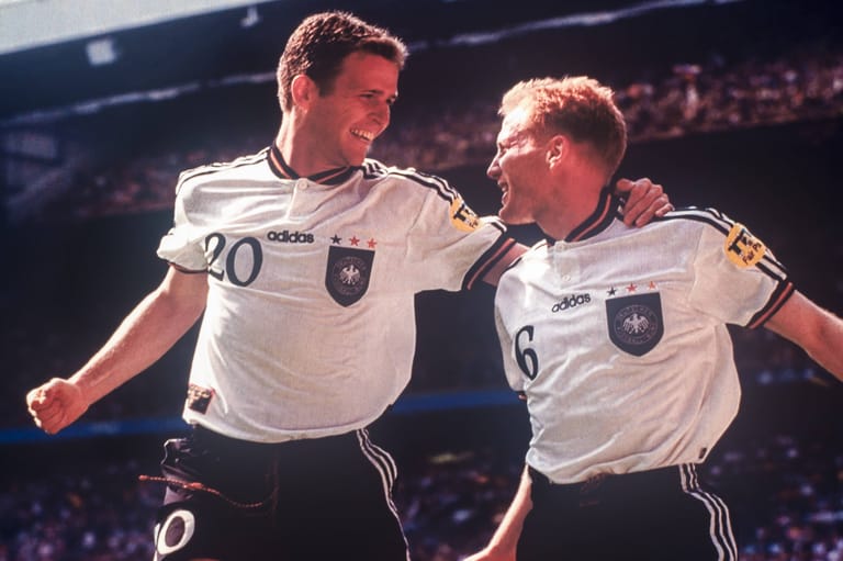 Geschichte: Der heutige DFB-Direktor Oliver BIerhoff (links) und Matthias Sammer bei der erfolgreichen EM vor 25 Jahren.