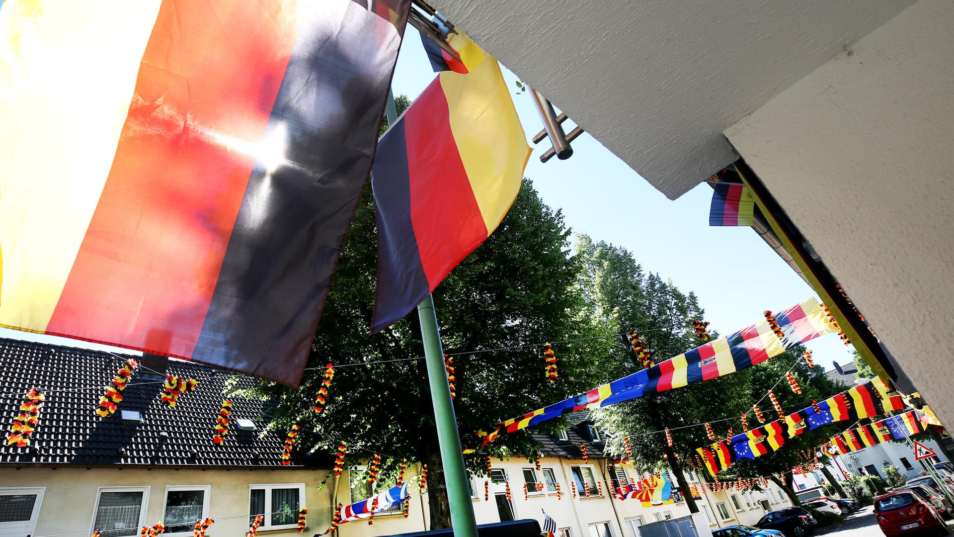 Eine für die EM geschmückte Straße: Mit über 500 Fahnen hat der fußballverrückte Achim Klimmeck sie verziert.